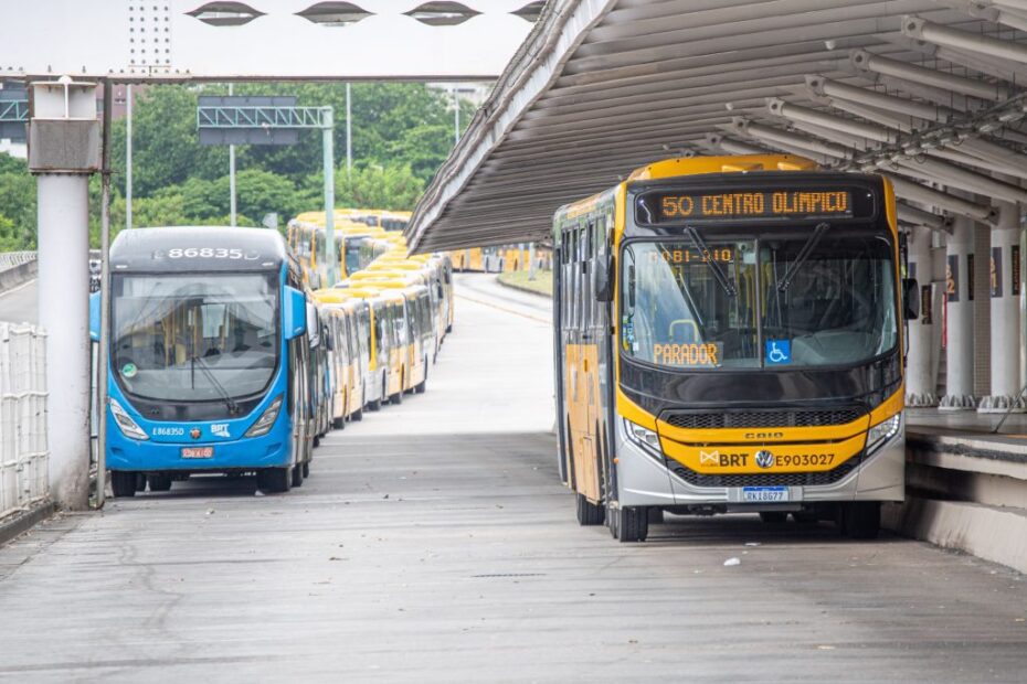Empresa que administra o BRT do Rio abre mais de 120 vagas de emprego; salários chegam a quase R$ 4.800