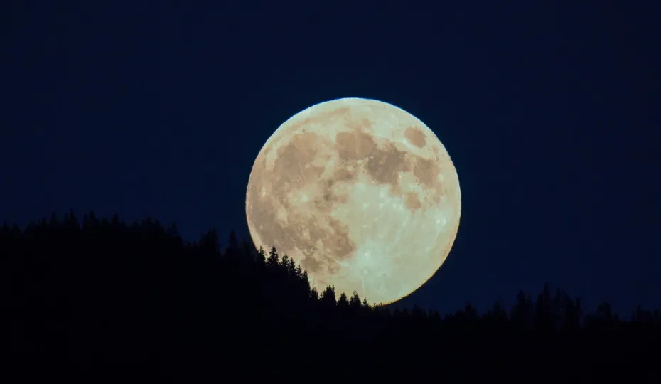 Maior superlua de 2025 ilumina o céu nesta quarta-feira