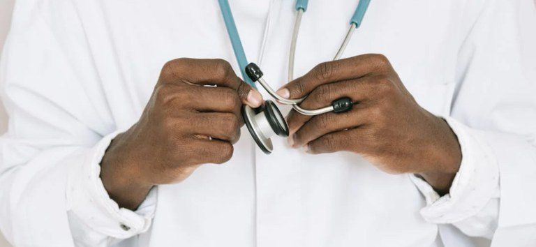 mãos - médico - foto - internet (3).jpg