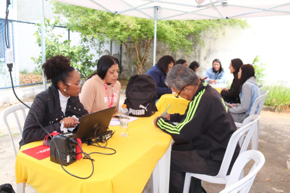 Prefeitura de Carapicuíba/SP | Prefeitura de Carapicuíba leva PAT Itinerante ao Jardim Planalto com mais de 500 oportunidades de emprego