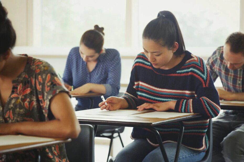 Estudantes em sala de aula fazem prova