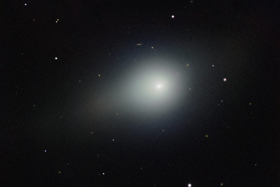 Cometa interestelar 3I/ATLAS emite brilho esverdeado em novas imagens