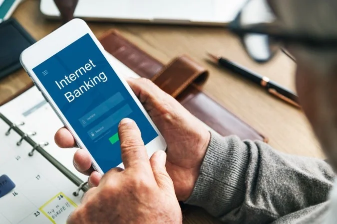 A movimenta&ccedil;&atilde;o financeira digital auxilia a Receita Federal na fiscaliza&ccedil;&atilde;o do Imposto de Renda. -  (crédito: &amp;lt;a href=&amp;quot;https://br.freepik.com/fotos-gratis/conceito-de-tecnologia-de-pagamento-online-de-internet-banking_16459660.htm#fromView=search&amp;amp;page=1&amp;amp;position=20&amp;amp;uuid=e157f7bd-5fd0-4b37-817d-b348e3ee212a&amp;amp;query=transfer%C3%AAncia+banc%C3%A1ria+online&amp;quot;&amp;gt;Imagem de rawpixel.com no Freepik&amp;lt;/a&amp;gt;)