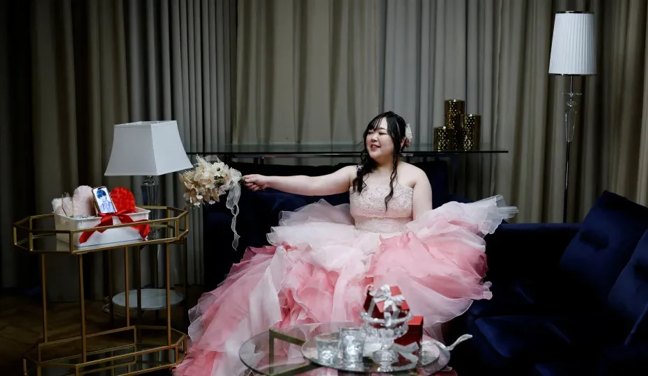 Japonesa casa com personagem que criou no ChatGPT: "Somos um casal"