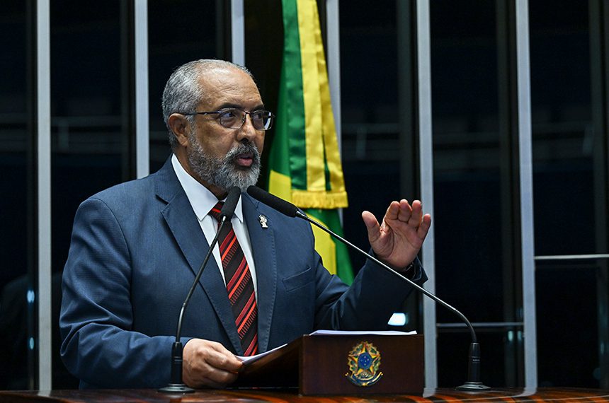 À tribuna, em discurso, senador Paulo Paim (PT-RS).