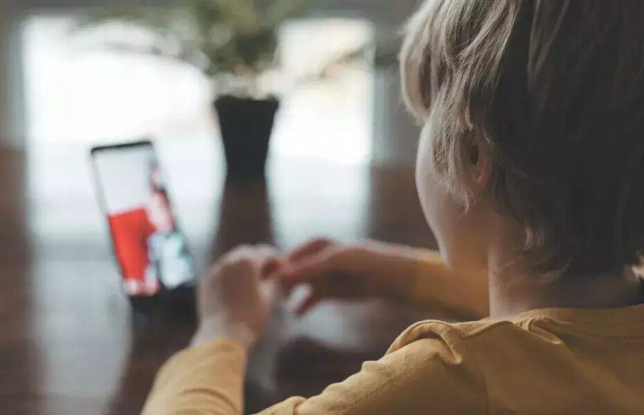 Imagens retiradas de redes sociais são manipuladas por meio de inteligência artificial para extorsão e bullying. Especialistas alertam para o perigo da superexposição na internet