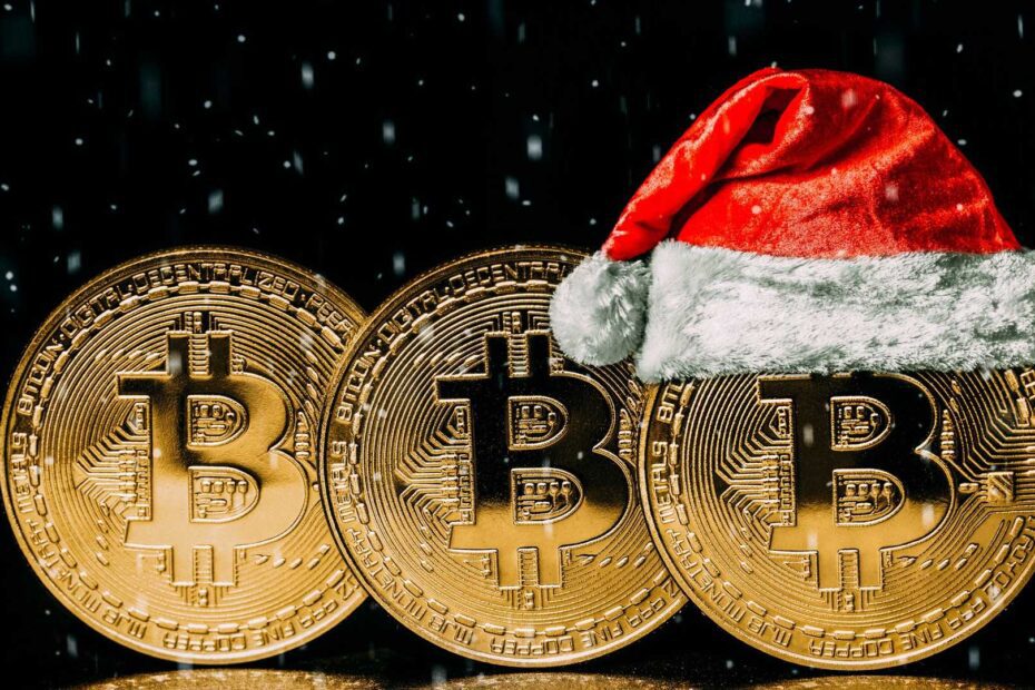 Bitcoins um ao lado do outro, um com gorro de papai noel preço Natal