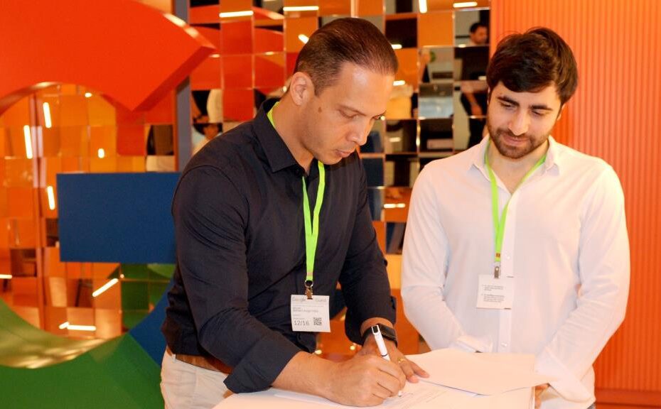 Prefeito assina parceria inédita com o Google para levar tecnologia e IA às escolas