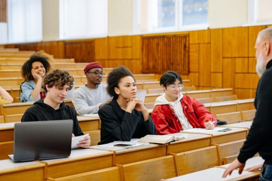 Professores usam truque invisível para flagrar alunos usando ChatGPT