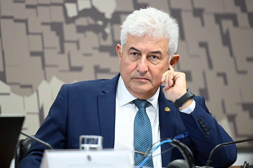 À mesa, relator do relatório de avaliação da política pública, senador Astronauta Marcos Pontes (PL-SP).