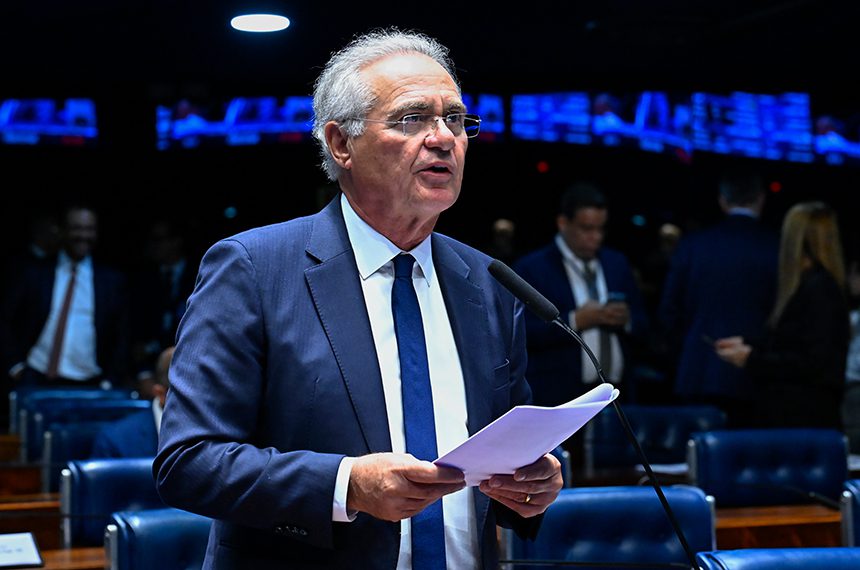 Em pronunciamento, à bancada, senador Renan Calheiros (MDB-AL).