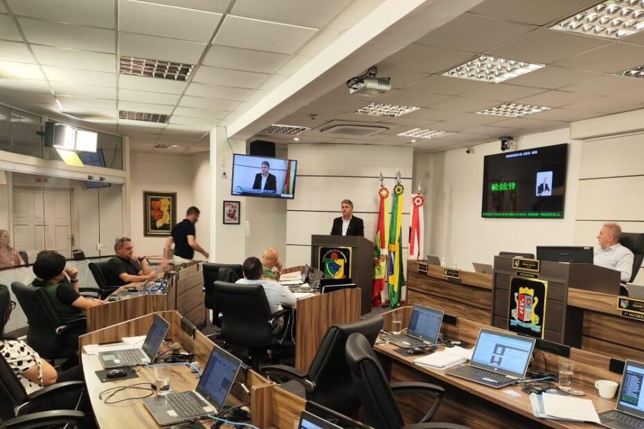 Última sessão de 2025 da Câmara de São José mostrou a força da base do prefeito Orvino Coelho de Ávila em meio a críticas da oposição