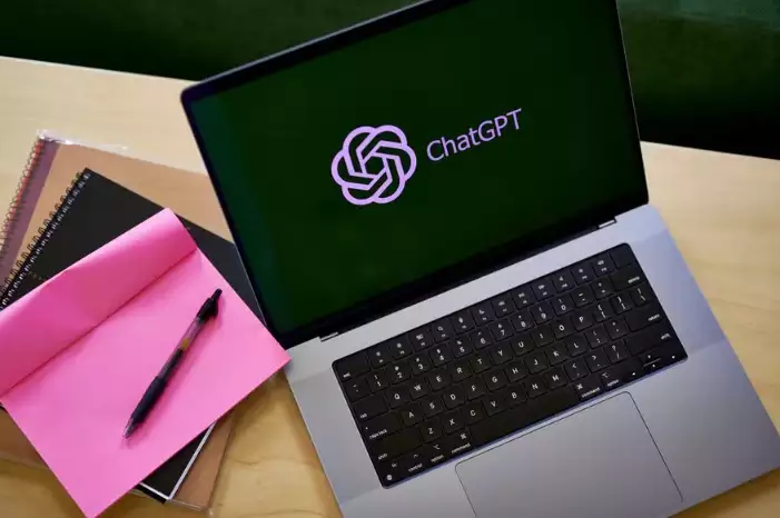 Ela criou um namorado no ChatGPT, mas até chatbot cai na rotina