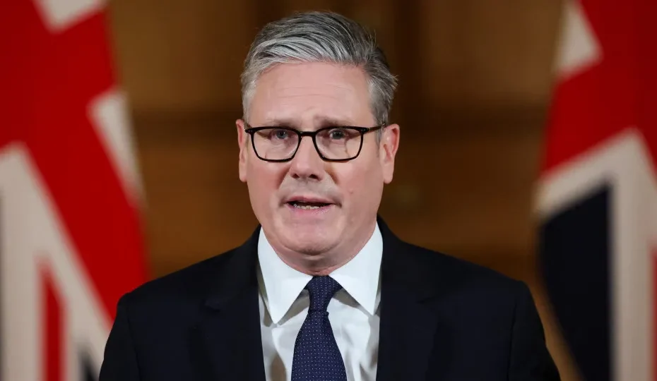 Elon Musk partilha fotos de Starmer... em biquíni. Foram geradas por IA