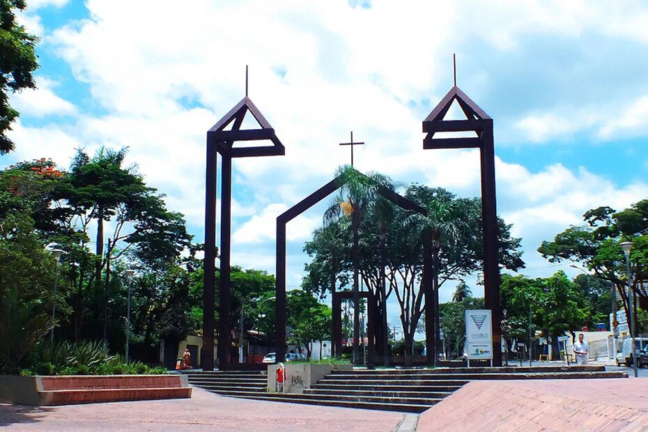 Elon Musk compartilha foto do 1º ministro da Inglaterra usando biquíni