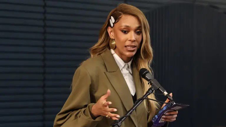 Erika Hilton denúncia Grok e pede banimento da inteligência artificial