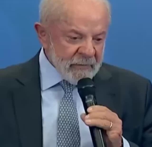 O presidente Luiz Inácio Lula da Silva (PT) afirmou, nesta sexta-feira (16/1), que, mesmo “falando bobagem”, o ex-presidente Jair Bolsonaro (PL) tinha 30 milhões de seguidores nas redes sociais. O petista, em discurso com tom eleitoral, alertou para a manipulação de imagens com uso de inteligência artificial e para a disseminação de fake news nas eleições de 2026. “Não conheço um professor de matemática que tenha 4 milhões de seguidores, ou um professor de geografia que tenha 4 milhões de seguidores. Não conheço ninguém que ensina coisa séria que tem 4 milhões, mas, se o cara estiver falando bobagem, pode ter até 20 milhões. O Bolsonaro tinha 30 milhões. Então, é mais fácil acreditar em uma mentira”, declarou Lula. A declaração foi dada durante cerimônia alusiva aos 90 anos da criação do salário mínimo no Brasil, na Casa da Moeda, no Rio de Janeiro. A citação ao ex-mandatário deu-se um dia após Bolsonaro ser transferido da Superintendência da Polícia Federal, em Brasília, para a Sala de Estado Maior no 19º Batalhão da Polícia Militar, a chamada Papudinha. Em discurso, Lula disse que é preciso que a população “não se permita virar algoritmo” das redes sociais. “É preciso que a gente não se permita virar algoritmo, nós somos seres humanos. Nós temos coração. Não podemos ficar reféns do algoritmo, é preciso que a gente se lembre que vai ter uma eleição. E é importante lembrar que, se a gente não for esperto, a mentira vencerá a verdade”, pontuou. O chefe do Executivo advertiu as mulheres sobre o poder da inteligência artifical na deturpação de fotos. Nas redes sociais, denúncias de mulheres sendo vítimas de manipulação de imagens com cunho sexual têm crescido. “E vocês, mulheres, tomem cuidado com essa tal de inteligência artificial. São capazes de tirar uma foto sua sentada do jeito que você está a, e colocar você pelada no celular. É isso que é a inteligência artificial. […] Se preparem, porque a podridão não está nem começando”, alertou Lula. ➡️ Leia mais em metropoles.com 🤳 Canal Gov