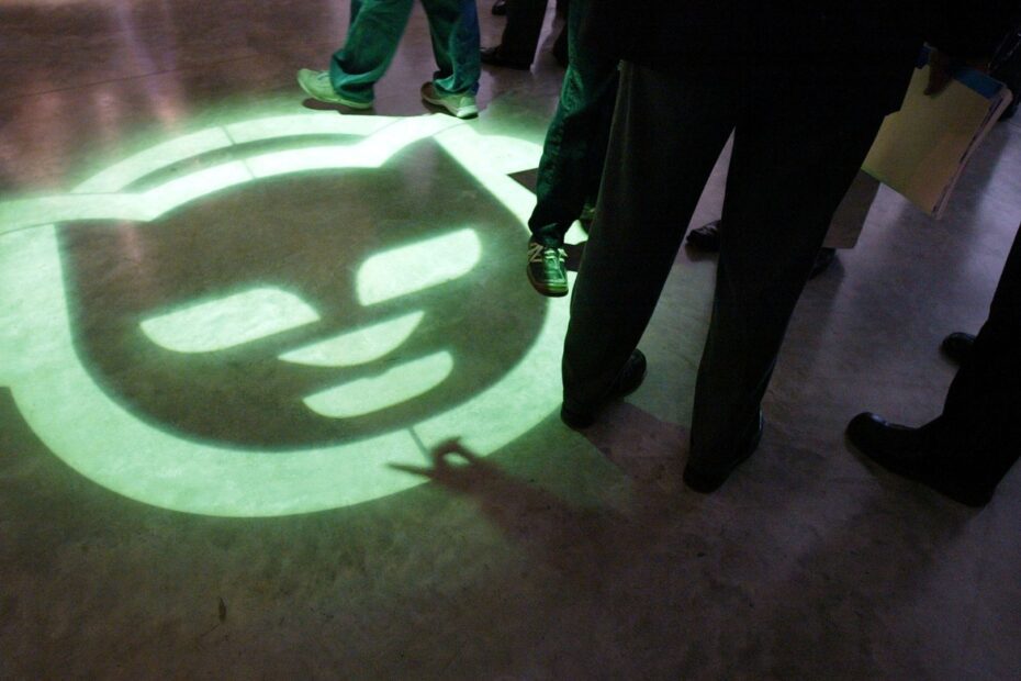 Logo da Napster em evento da empresa, em 2003 (Foto: Spencer Platt/Getty Images)