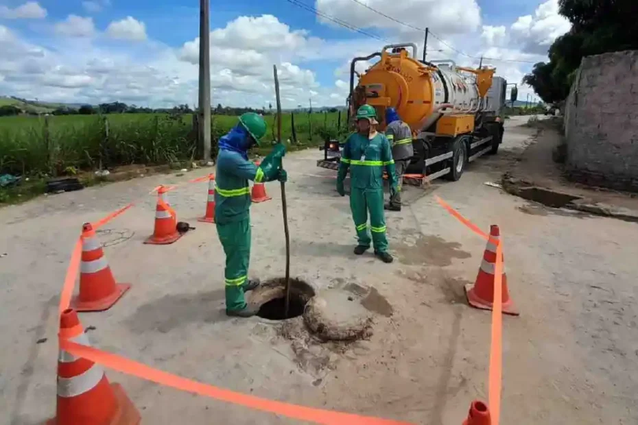 trabalhadores da verde alagoas realizam manutenção em rede de esgoto com caminhão hidrojato em via pública