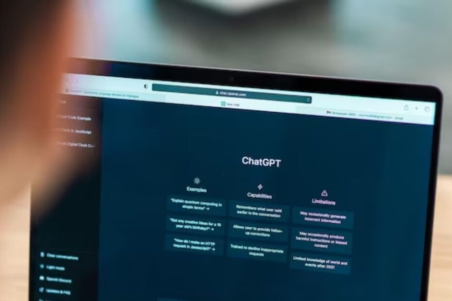 Pessoa utilizando o ChatGPT Health em um laptop, visualizando exemplos, capacidades e limitações no site.