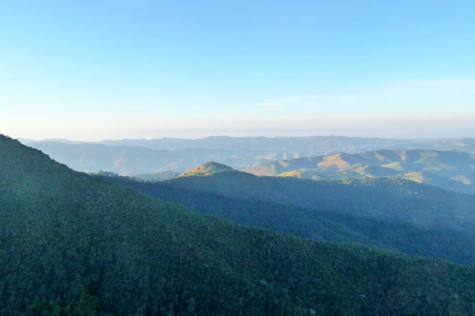 Recepção de clínica de saúde, com profissional de enfermagem atendendo paciente