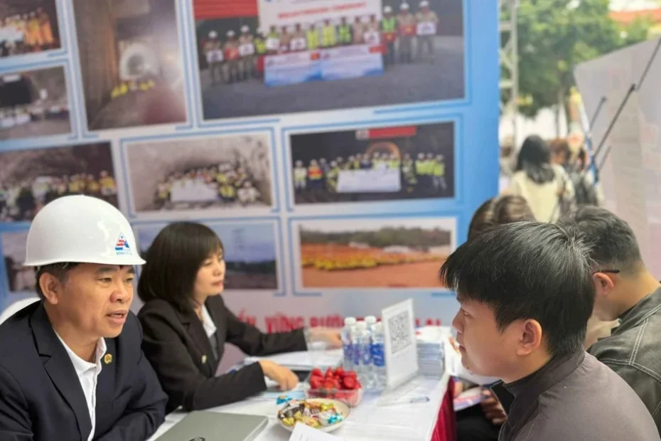 A cidade de Ho Chi Minh está coberta de árvores artificiais de damasco e pêssego em flor.