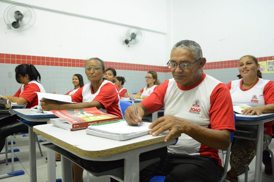 Rede Municipal de Ensino oferece vagas para EJA e garante oportunidade de retomada dos estudos