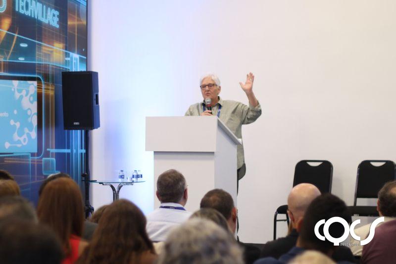 Angélica Carlini em apresentação na sala da ENS