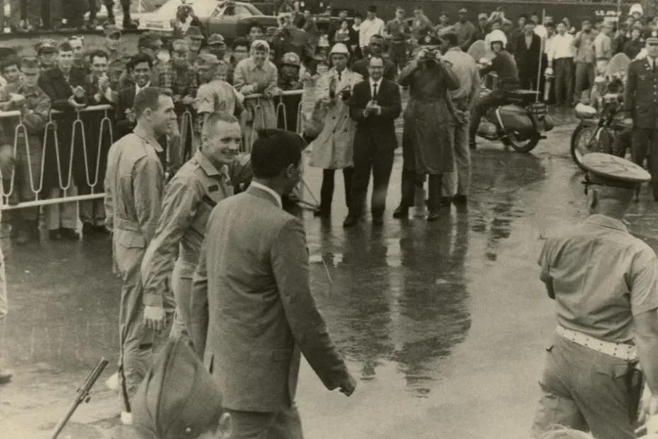 Fotos recém-descobertas mostram o astronauta Neil Armstrong após a emergência do Gemini 8