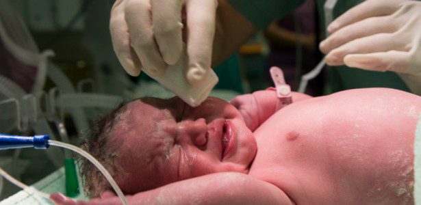 Inteligência artificial identifica dor em bebês e pode auxiliar decisões médicas em UTI neonatal