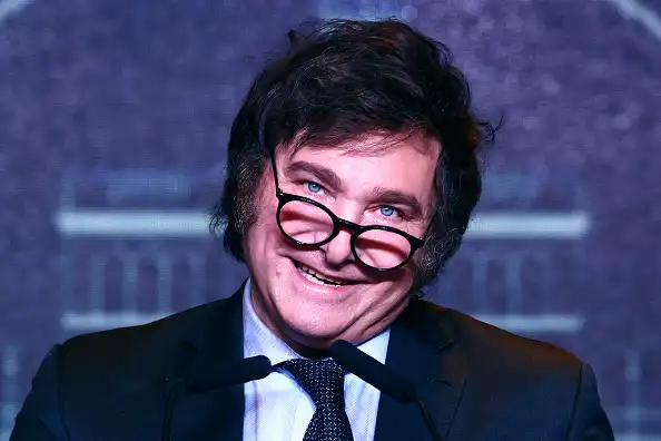 Justiça argentina encontra contrato de 5 milhões para Milei promover criptomoeda fraudulenta.