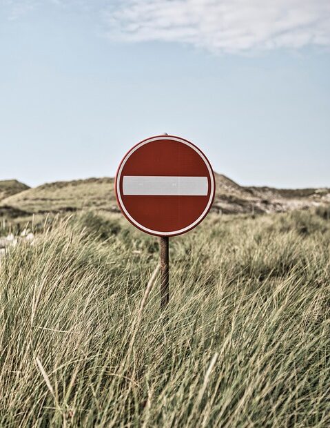 Dirigir com o braço para fora é infração?