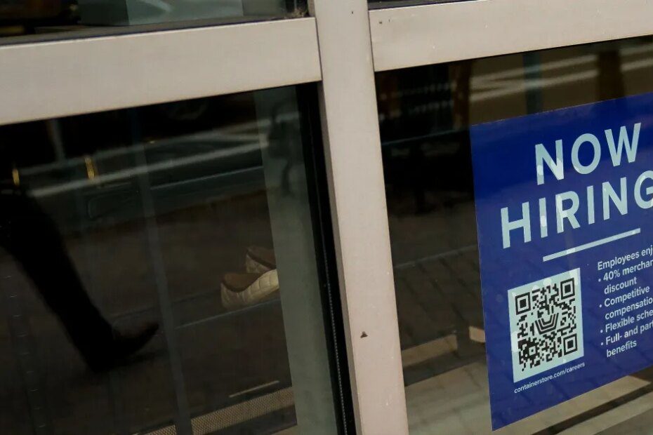 EUA têm maior alta de empregos em 15 meses mas guerra no Irã ameaça mercado