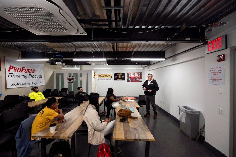 Mercado saturado leva jovens de Nova York a buscar trabalho na construção civil