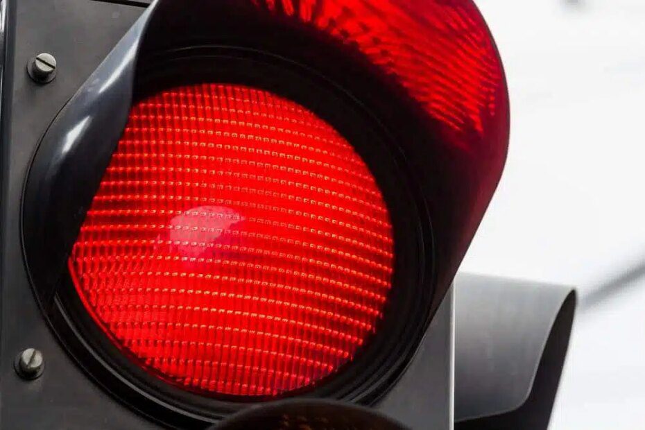 Multa de farol vermelho multiplica?
