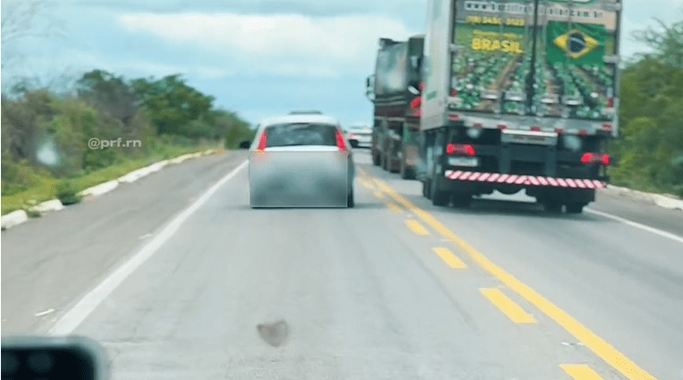 Deixar de dar passagem pela esquerda quando solicitado é infração?