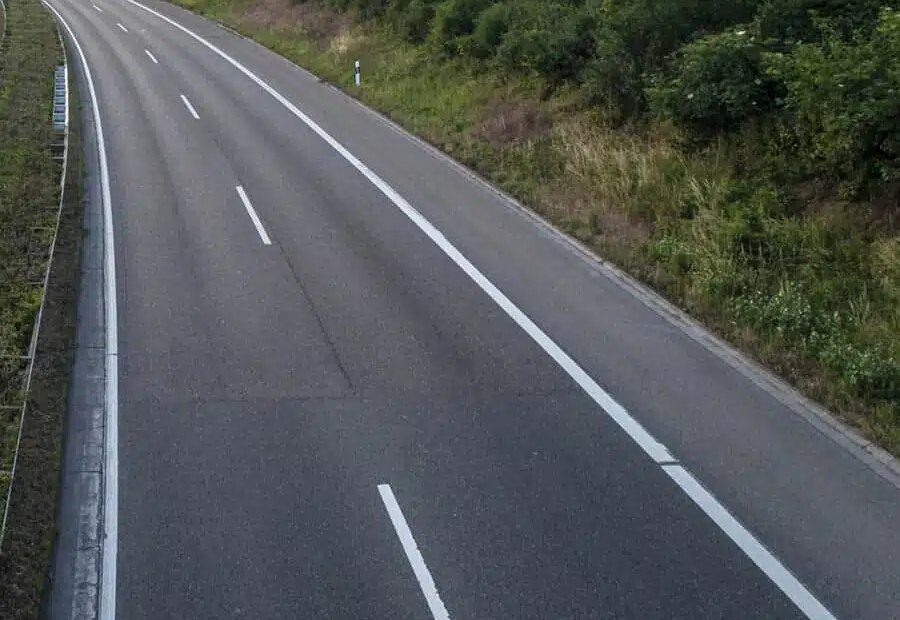 Estacionar na pista de rolamento