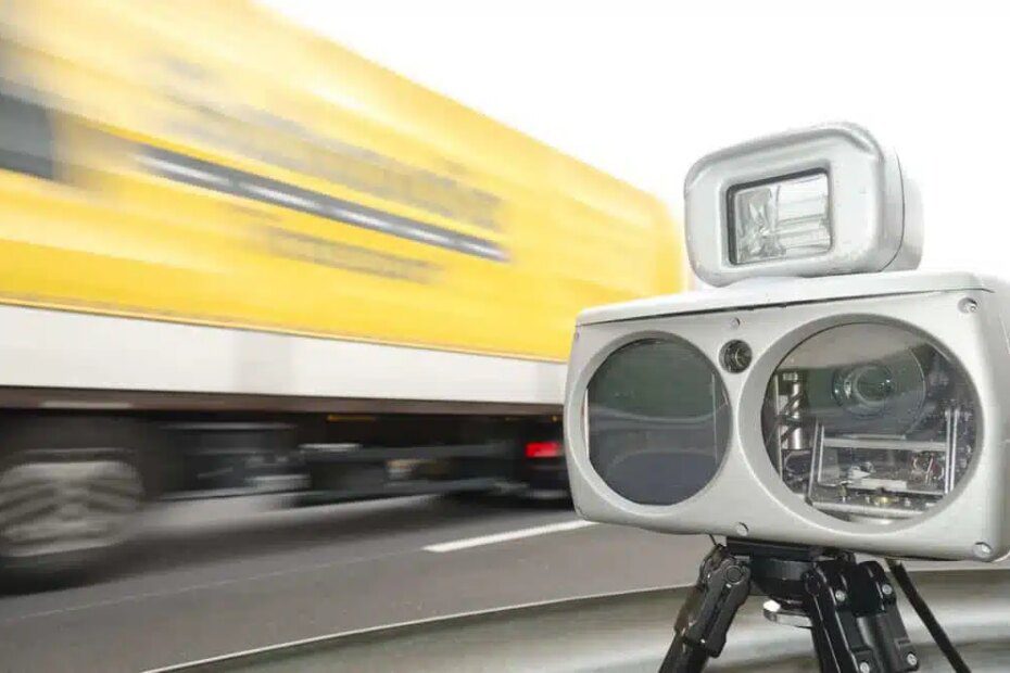 motorista quebra radar de velocidade